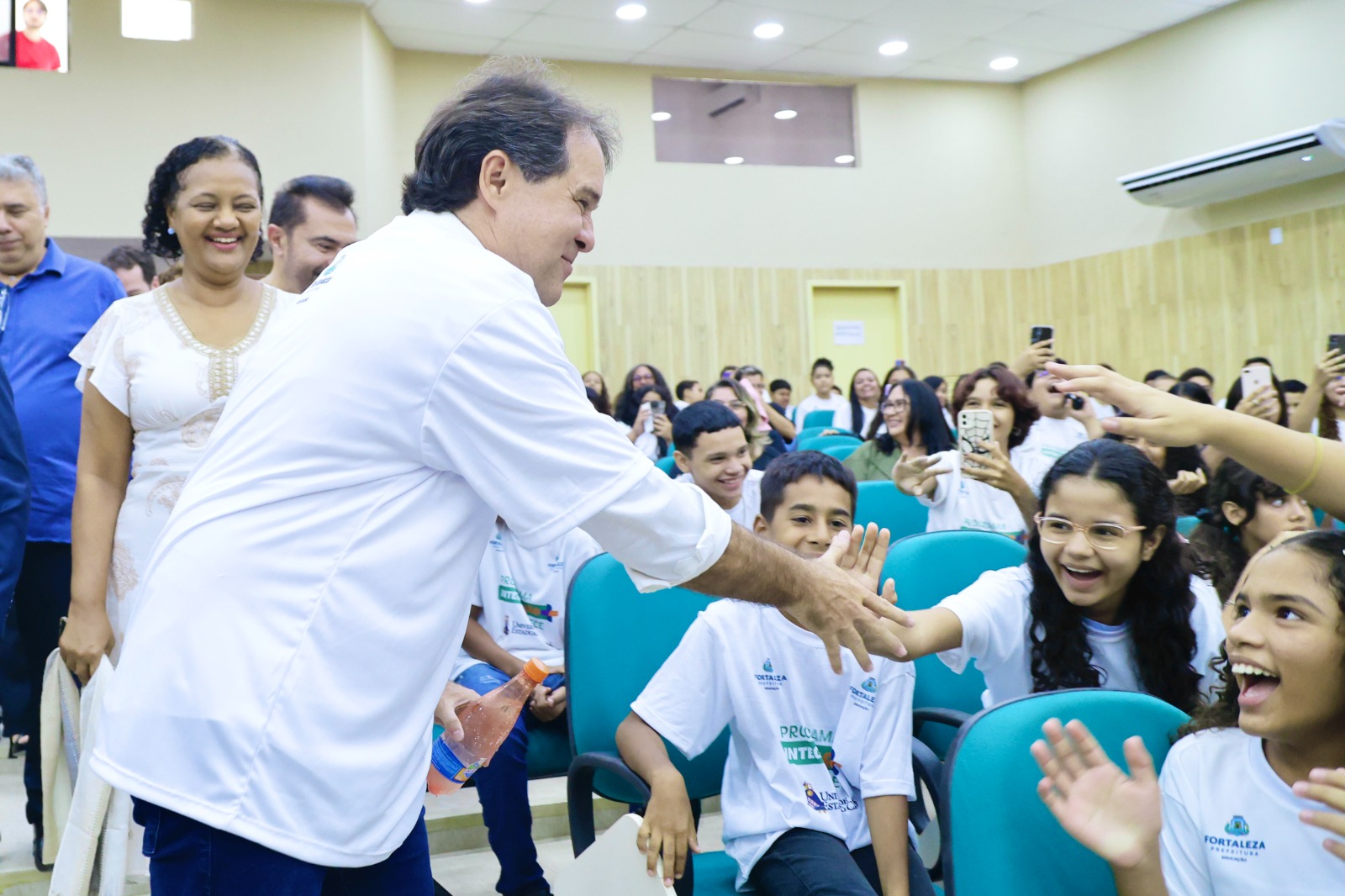 prefeito cumprimenta alunos no auditório da Uece